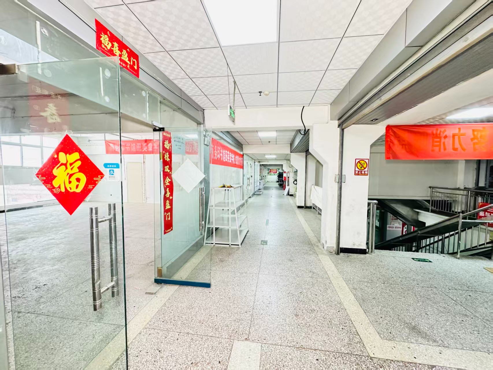瀛洲路灵活办公空间，满足企业不同发展阶段需求 ✨ 商业配套完善，助力企业快速成长 ✨ AI产业资源链接，共建创新生态 ✨ 办公、展示、运营一体化空间  现在入驻，抢占AI产业发展新赛道！
